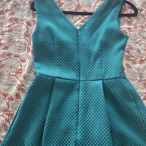 Green sleeves dress with heart pattern - Picture 3 of 7